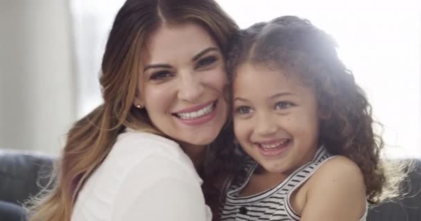 Portret Knuffel Vrolijke Vrouw Met Kind Bank Voor Ochtendliefde Glimlach — Stockvideo