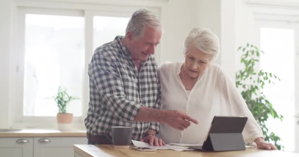 Seniorpar Dokumenter Stress Tablet Med Økonomisk Papirarbejde Skatter Eller Pensionsspørgsmål – Stock-video