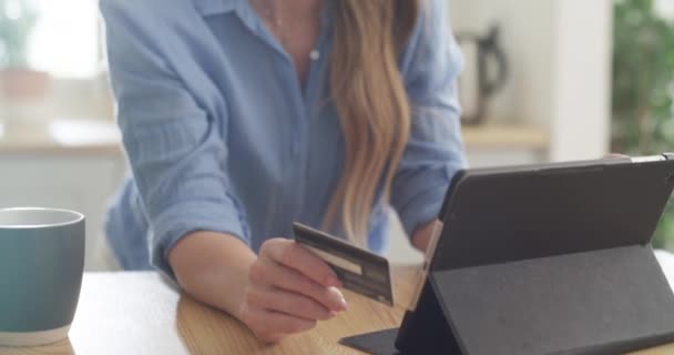 Mujer Celebrar Tarjeta Crédito Tableta Para Venta Compras Línea Descuento — Vídeo de stock