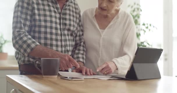 资深夫妇 账单和平板电脑上的计划 与财务文书工作 税收和抵押贷款或贷款文件在家里 老年人预算 资产管理和厨房接收数字技术 — 图库视频影像