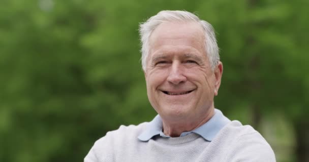 Senior Man Buiten Glimlach Gezicht Ontspannen Positiviteit Pensioen Rust Tuin — Stockvideo
