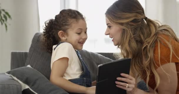 Madre Bambino Tablet Casa Serie Applicazioni Streaming Film Animati Mamma — Video Stock