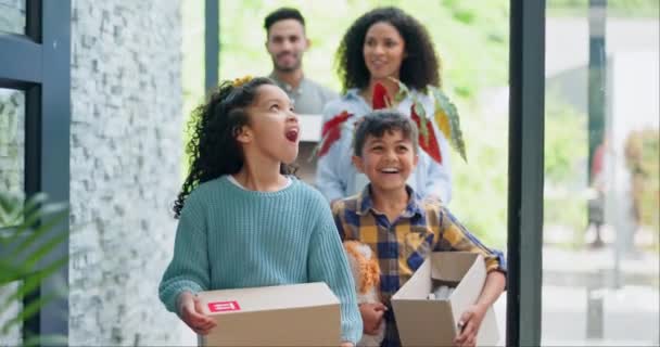 新しい家や不動産のためのファミリー フロントドア ボックスは 興奮し 移転のために幸せです 両親について 子供と不動産投資 笑顔とパッケージで機会とセキュリティ — ストック動画