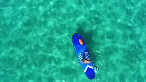 Ocean Äventyr Och Människa Paddla Ombordstigning Från Drönare Med Blått — Stockvideo