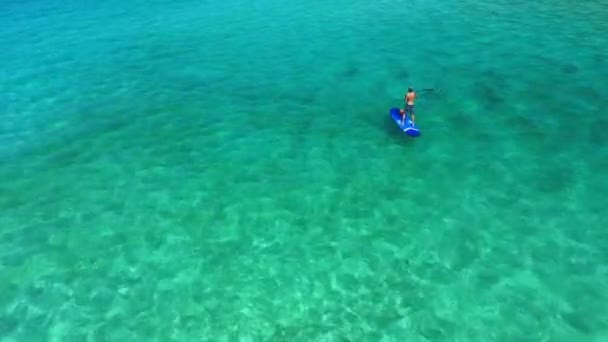 Oceán Svoboda Muž Pádlo Dronu Modrou Vodou Dobrodružství Tropické Dovolené — Stock video