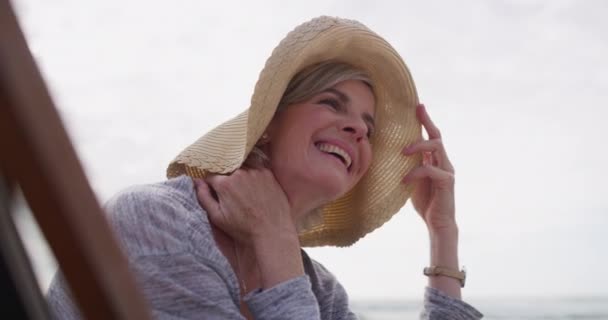 Olgun Mutlu Bir Kadın Tatilde Tatilde Seyahatte Sıhhatine Modaya Şapkaya — Stok video