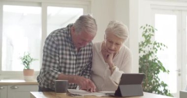 Belgeler, tablet ve ev bütçesi, tasarruf veya çevrimiçi banka kredisi artışı okuyan yaşlı mutlu çift. Mutfak, emeklilik belgeleri ve yaşlılar finans, vergi iadesi veya ipoteği gözden geçirir.