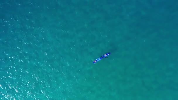 Oceano Relaxar Pessoas Remar Embarque Drone Com Água Azul Liberdade — Vídeo de Stock