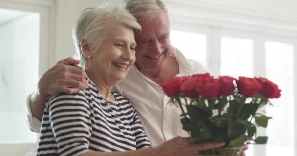 Ηλικιωμένο Ζευγάρι Αγκαλιάστε Και Μυρίστε Λουλούδια Για Την Επέτειο Ευγνωμοσύνη — Αρχείο Βίντεο