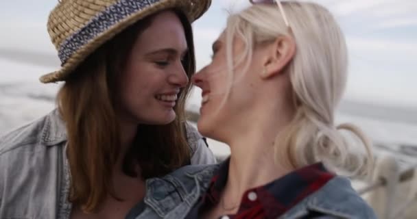 Lesbiche Coppia Bacio Sulla Spiaggia Con Risate Romanticismo Parlare Vacanze — Video Stock