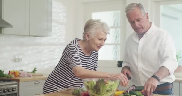 Casal Sênior Cozinhar Abraçar Cozinha Almoço Saudável Salada Para Dieta — Vídeo de Stock