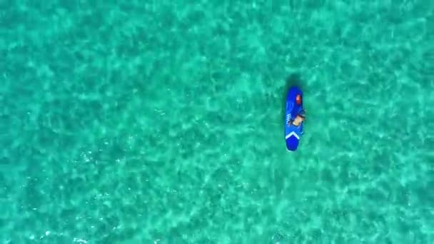 Océano Sol Hombre Paddle Boarding Desde Drone Con Agua Azul — Vídeo de stock