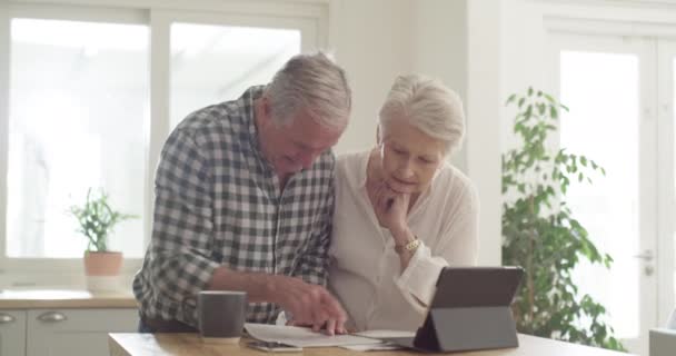 ドキュメント タブレット シニアハッピーカップルは 家庭の財政予算 またはオンライン銀行クレジットの増加を読んでいます キッチン 年金の書類 高齢者は 税金返済 住宅ローンをレビューする — ストック動画