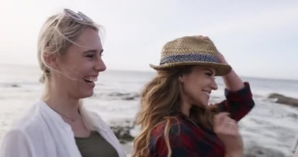 Gülüşmeler Kumsaldaki Kadınlar Arkadaşlar Macera Özgürlük Yolculukta Birlikte Gülümseme Doğa — Stok video