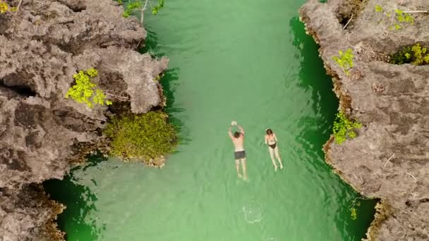Drone Oceano Pessoas Nadando Praia Com Pedras Para Férias Férias — Vídeo de Stock
