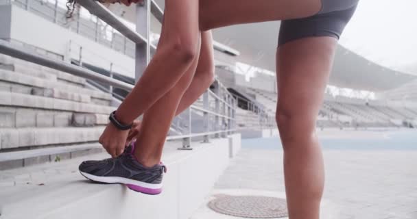 Boty Tkaničky Žena Sportovec Trati Sebevědomým Fitness Sportu Zdravím Wellness — Stock video