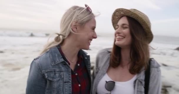 Lach Liefde Lgbt Vrouwen Het Strand Voor Vakantie Met Avontuur — Stockvideo
