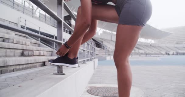 Spor Egzersiz Antrenman Için Kadın Eli Ayakkabı Düğümleri Stadyumda Spor — Stok video