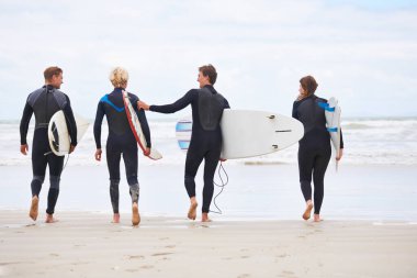 Sörfçü arkadaşlar, yaz tatilinde kumsalda yürüyüş, eğitim ve fitness. Erkekler, kadınlar ve grup, sağlık, sağlık ya da okyanus kenarında çalışma, dalgalar ve kum üzerinde tatil için özgürlük.