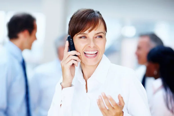 Mujer Feliz Llamada Telefónica Riendo Por Broma Divertida Comunicación Networking —  Fotos de Stock