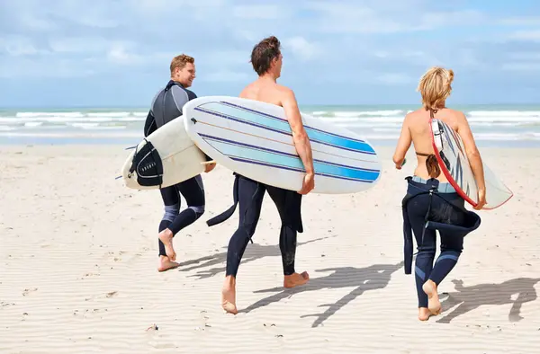 Amigos Surfistas Corriendo Volviendo Playa Con Tabla Entrenamiento Fitness Vacaciones — Foto de Stock