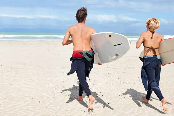 Pareja Surfistas Corriendo Volviendo Playa Con Tabla Entrenamiento Fitness Vacaciones — Foto de Stock