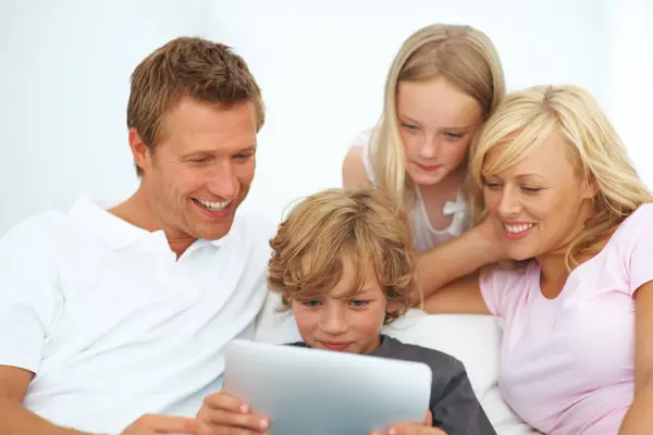 Madre Padre Figli Sorridono Con Tablet Elearning Videogiochi Lettura Ebook — Foto Stock