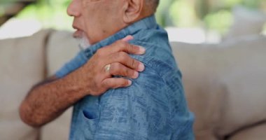 Koltukta oturan yaşlı adamın omuz ağrısı, stresi ve elleri. Evde kas, sorun ya da romatizma krizi var. Kol, yaralanma ve oturma odasında fibromiyalji, kramplar veya osteoporoz olan yaşlı bir kişinin profili.