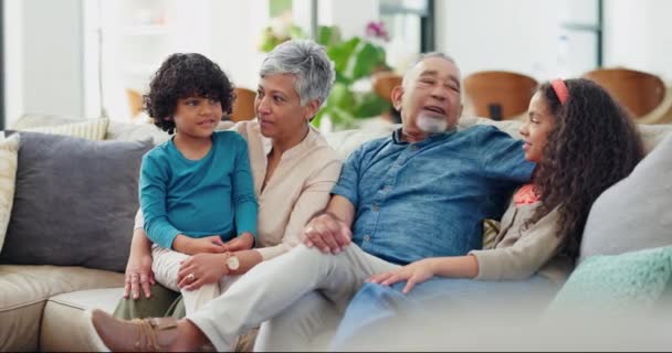 Conversazione Legame Nonni Con Bambini Divano Nel Soggiorno Casa Felice — Video Stock