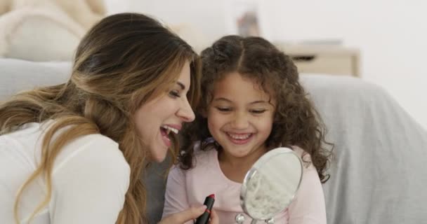 Mãe Filha Maquiagem Batom Com Feliz Por Colagem Cosméticos Sombra — Vídeo de Stock