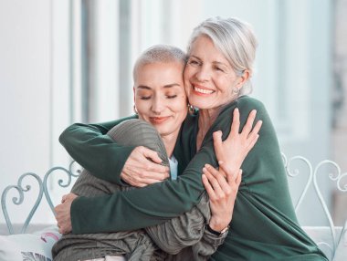 Mutlu, kucaklayan ve evde sevgi ve ilgi görmek için bir kadınla oturma odasında oturan yaşlı bir anne. Gülümse, tatlı ve yaşlı bir kadın emeklilikte Avustralya 'daki evinde yetişkin bir kızı kucaklıyor.