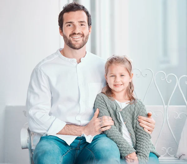 Vater Kind Und Porträt Auf Der Couch Lächeln Und Umarmung — Stockfoto