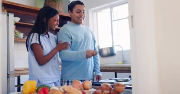 Szczęśliwy Gotowanie Para Kuchni Mieszkaniu Łączenia Zdrowe Śniadanie Razem Uśmiech — Wideo stockowe