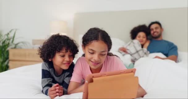 幸せな家族 タブレット 子供たちは 愛とベッドで ストリーミングや自宅で漫画 ビデオ 映画を見ています オンラインサブスクリプション ゲーム 映画付きのベッドルームでのデジタル — ストック動画