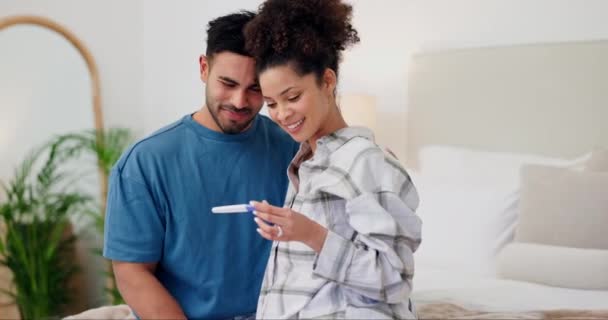 Paar Umarmung Und Schwangerschaftstest Für Positives Ergebnis Lächeln Und Glück — Stockvideo
