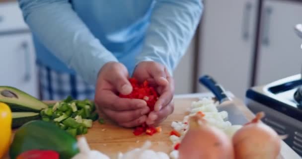 Persona Manos Preparar Verduras Cocinar Estufa Cocina Para Cena Producto — Vídeos de Stock