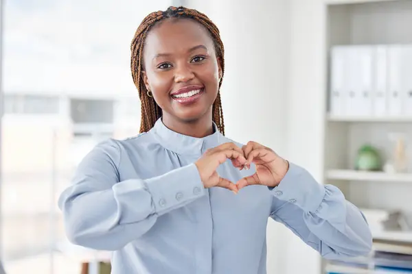 Negócios Mãos Coração Retrato Mulher Negra Com Emoji Amor Para — Fotografia de Stock