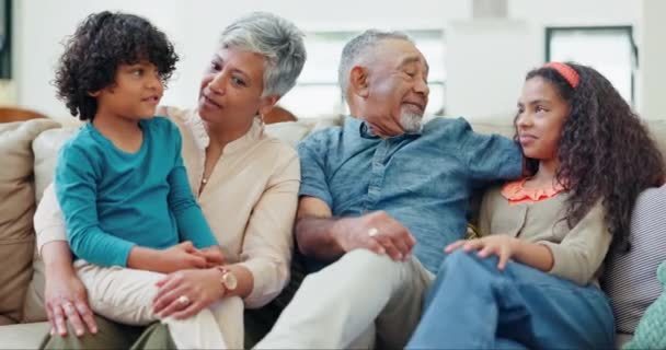 サポート 家庭での会話を持つソファーに祖父母を持つ愛 大きな家族 子供たち 議論や週末の訪問のためのリビングルームに老人を持つ子供たち — ストック動画
