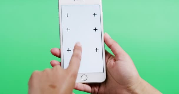 Telefon Handscroll Und Grüner Bildschirm Oder Studiohintergrund Für Social Media — Stockvideo