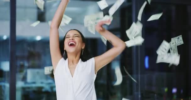 お祝い 宝くじ ボーナス オフィスの財政的自由のためのビジネス女性 勝者およびお金の雨 エキサイティングな労働者のダンス 利益や空気中の現金で収益のために幸せ — ストック動画