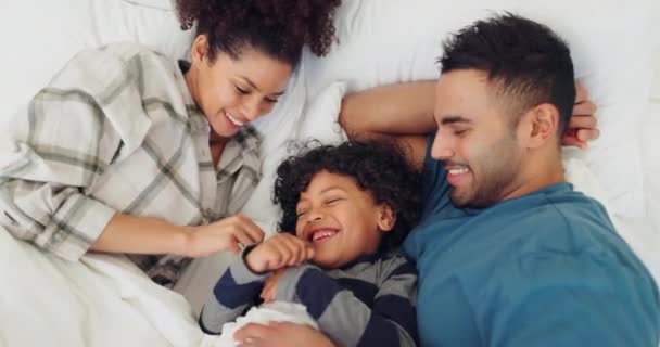 Vista Superior Engraçado Familiar Com Amor Quarto Felicidade Com Sorriso — Vídeo de Stock