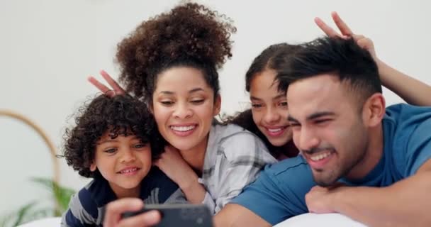 Vredesteken Glimlach Familie Selfie Huis Liefde Zorg Binding Ontspannen Samen — Stockvideo