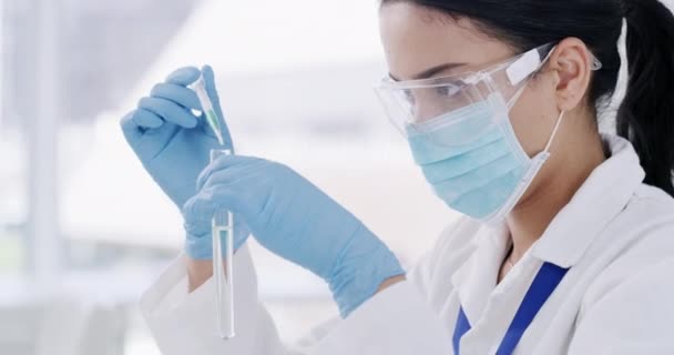 Deney Tüpü Pipet Patolojisi Olan Kadın Bilim Adamı Laboratuvar Yalnız — Stok video