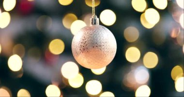 Noel balosu, altın bokeh ve evde bayram, kutlama ve tatil sezonu için ışıltılı parıltılı süslemeler. Parti dekorasyonu, sihirli efekt ve kış ışıkları ve parlayan xmas konfetisi..
