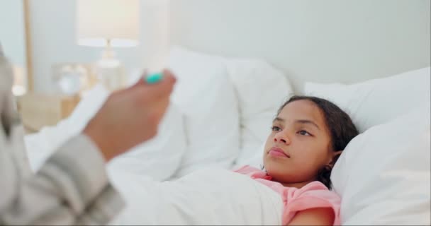 病人和母亲带着温度计 在卧室里照顾和检查体温是否升高 有疾病的家庭 妈妈和孩子 健康的细菌或病毒 急救和患流感或家庭的孩子 — 图库视频影像