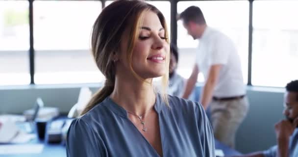 Sorriso Rosto Confiante Mulher Profissional Orgulho Líder Equipe Feliz Experiência — Vídeo de Stock