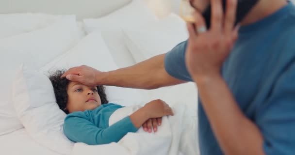 Vater Anruf Und Krankes Kind Bett Wegen Fieber Infektion Oder — Stockvideo