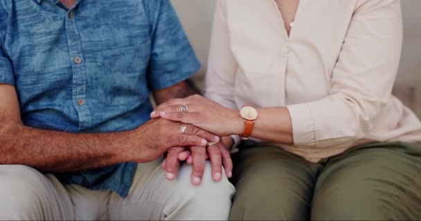 サポート シニアカップルは 思いやりのズームで手を握っています 自宅で快適さ 同情を持ったリビングルームでの愛 優しさ — ストック動画