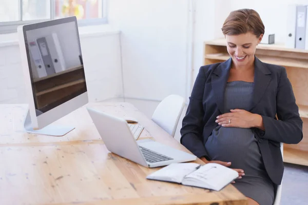 Šťastná Podnikatelka Těhotná Pracovně Notebookem Radosti Pro Mateřství Pracovišti Žena — Stock fotografie