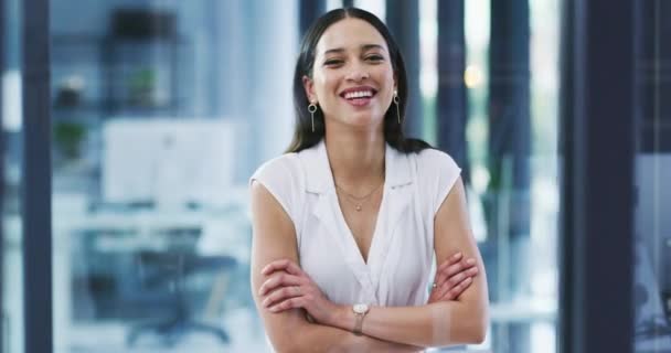 Kobieta Ręce Skrzyżowane Uśmiech Twarzy Biura Profesjonalny Pracownik Szczęśliwy Pewny — Wideo stockowe